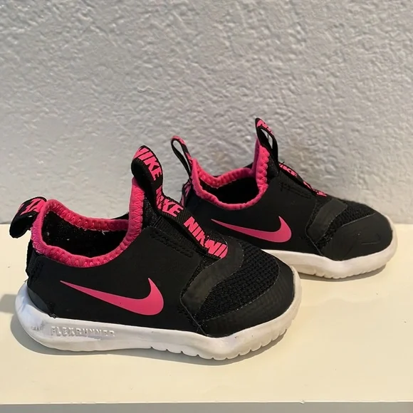 Nike black/pink Toddlers Size 4 Girls sneakers - Picture 4 of 5